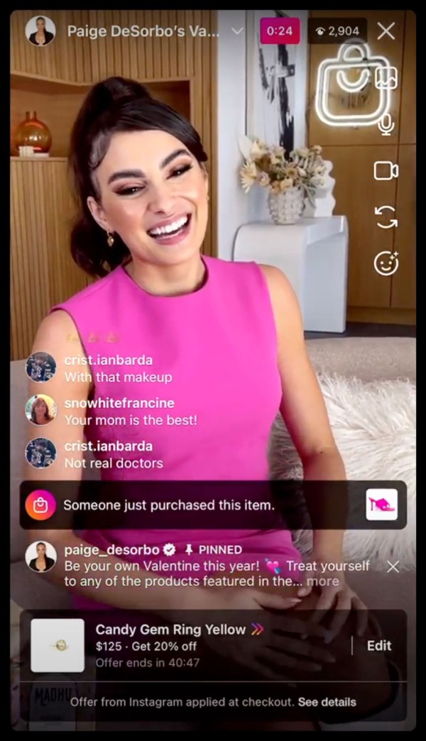 Transmisja na żywo – sprzedaż ubrań i akcesoriów przez osobę znaną. Źródło: B17entertainment.com